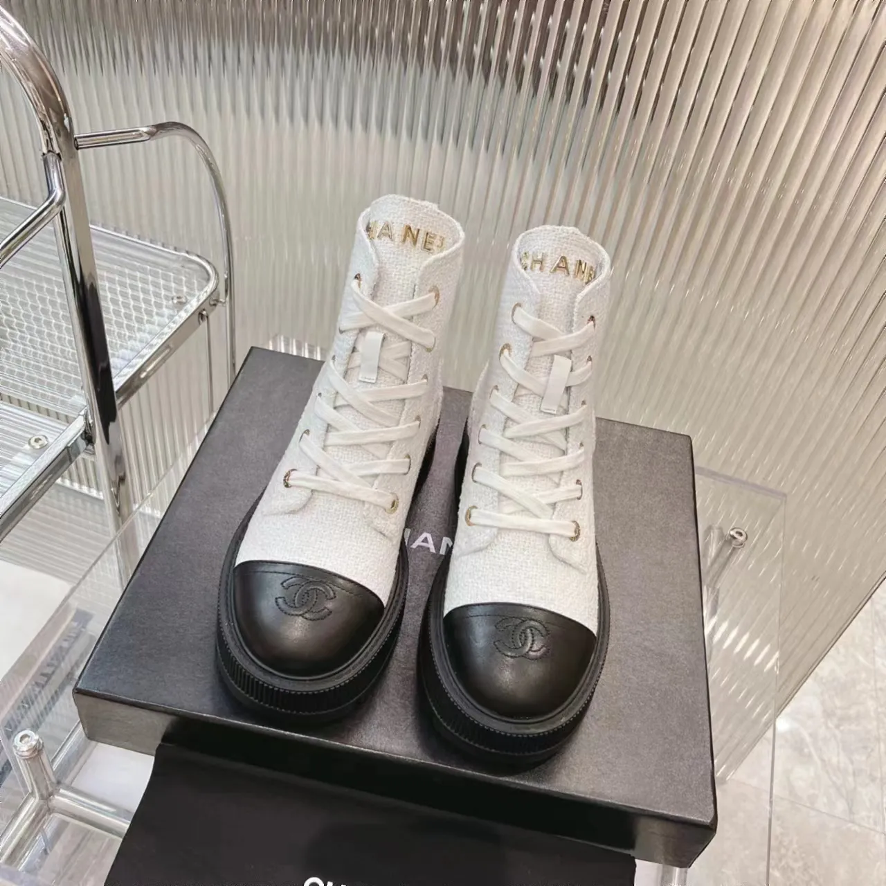 👟👟Ex-factory price 560👟👟 𝗖𝗛𝗔𝗡𝗘𝗟𝟐𝟑B Chanel𝐅𝐖A must-have for autumn and winter, diamond motorcycle boots, Martin boots, Xiaoxiangjia's super classic motorcycle boots, sweet and cool shape, can easily increase the height of the upper foot and lengthen the leg shape. Matching letters 𝐥𝐨𝐠𝐨 are fashionable and fashionable. A one-to-one replica of the original. 👟Fabric: Original custom fabric ▪️Heel height: 𝟒𝐜𝐦 ▪️Inner: Sheepskin ▫️𝐒𝐢𝐳𝐞:𝟑𝟓-𝟒𝟏𝐌(𝟒𝟎, 𝟒𝟏 customization is not returnable) ▪️Sole: original 1:1 mold 𝐓𝐏𝐔 outsole (not a cheap rubber sole on the market) ▫️Color: black blue White (three colors included) ▪️Combined with original full set of packaging📦